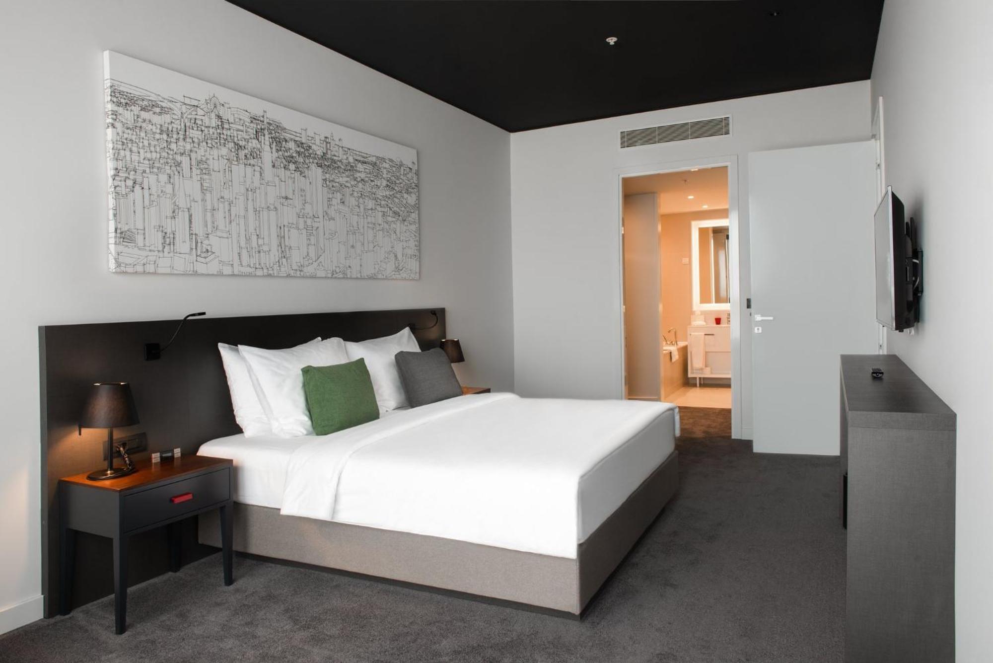 Hotel Crowne Plaza Podgorica By Ihg Exterior foto